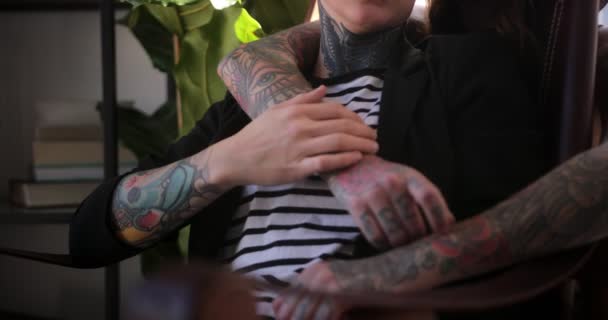 Nær et lesbisk par som sitter og omfavner hverandre – stockvideo