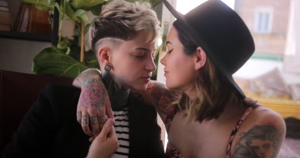 Лесбиянки обнимают друг друга очень близко, держась за руки — стоковое видео