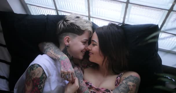 Lesbiskt par som ligger i sängen och omfamnar och smeker varandra — Stockvideo