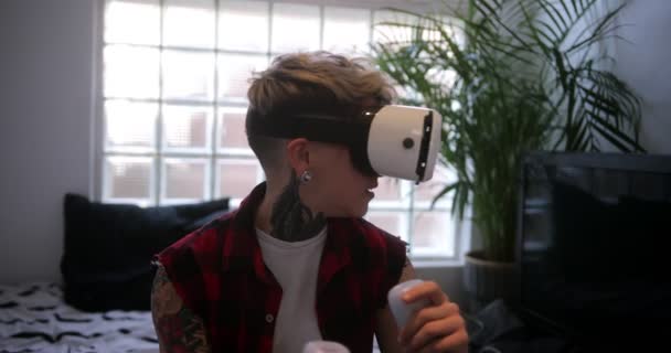 Vaihtoehtoinen nainen hymyilee ja pelaa pelejä virtuaalitodellisuus asetettu — kuvapankkivideo