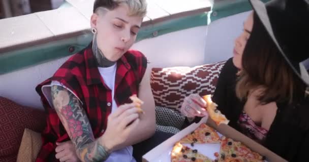 Casal de lésbicas desfrutando de pizza take-away em seu terraço — Vídeo de Stock