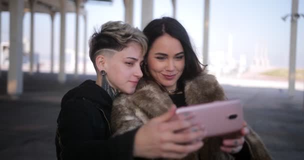Pareja de lesbianas abrazándose y tomando una selfie — Vídeos de Stock