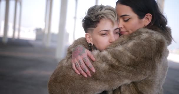 Lésbicas casal abraçando uns aos outros em uma rua da cidade — Vídeo de Stock