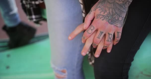 Close up de casal lésbico de mãos dadas na motocicleta — Vídeo de Stock