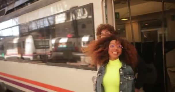 Pareja multiétnica saliendo del tren en la estación de tren — Vídeo de stock