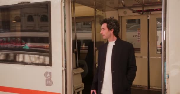 Uomo d'affari che lascia il treno e con smartphone sulla stazione ferroviaria — Video Stock