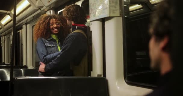 幸せな若い多民族のカップル一緒に電車の中で笑って立っている — ストック動画