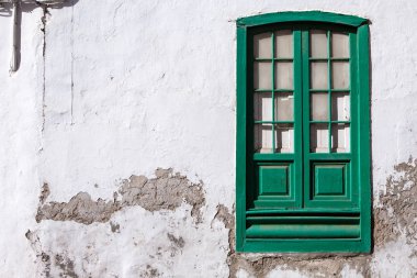 duvarda yeşil pencere