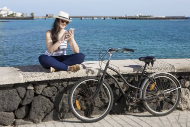 Quay aygıtta ile kadın turist