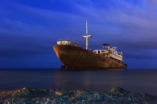 Ржавый корабль ночью — стоковое фото