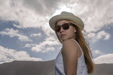 Kadın güneş gözlüğü kameradan bakıyorsun