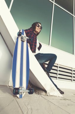 Erkek güneş gözlüğü ile paten