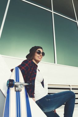 kadın güneş gözlüğü gülümseyerek poz