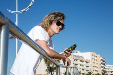 Adam telefona yakın Küpeşte ile