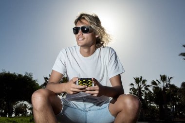 Telefon ile neşeli adam