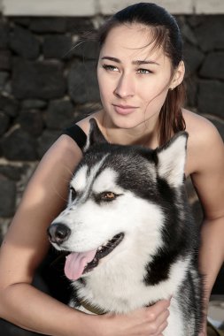 kadın ile köpek poz