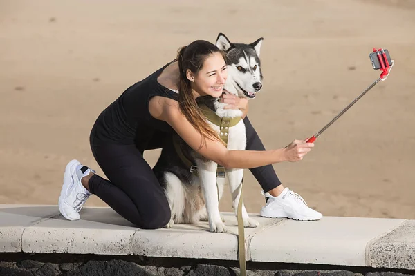 Gülümseyen kadın selfie husky ile yapıyor