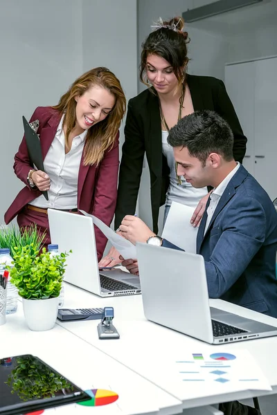 Kadın ve erkek belgelerle çalışma