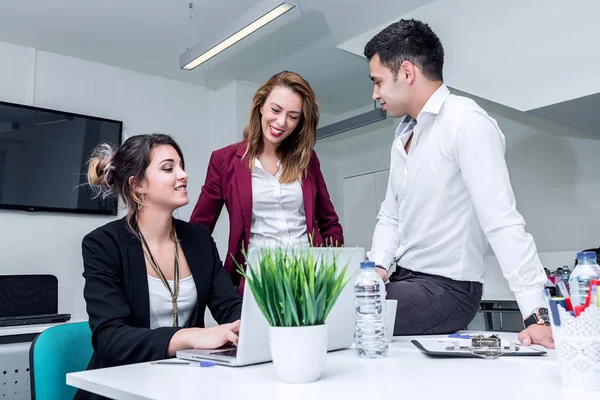 Neşeli ofis çalışanları konuşmak