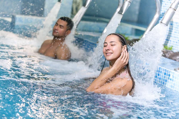 Pareja en piscina de hidroterapia —  Fotos de Stock