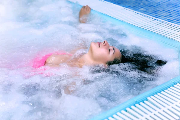 Женщина в бассейне гидротерапии — стоковое фото