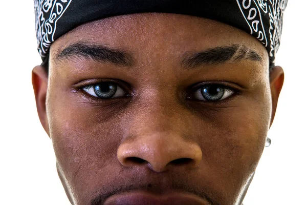 Лицо молодого черного человека — стоковое фото
