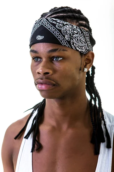 Joven hombre negro en do-trapo mirando hacia otro lado — Foto de Stock