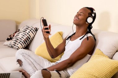 genç adam müzik keyfi