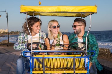 Bira arabası ile neşeli arkadaşları