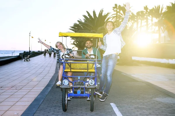 Amigos correndo no carrinho ao pôr-do-sol — Fotografia de Stock