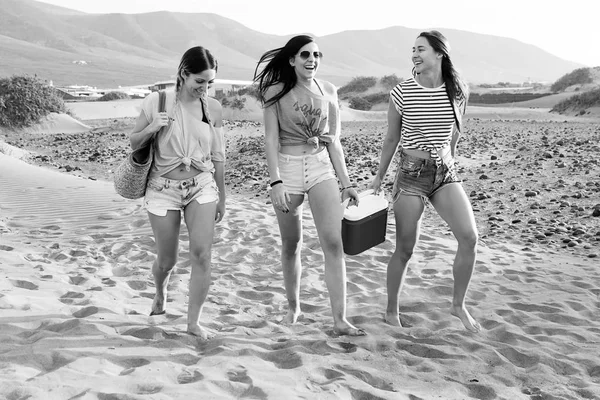 Conteúdo mulheres na praia arenosa — Fotografia de Stock