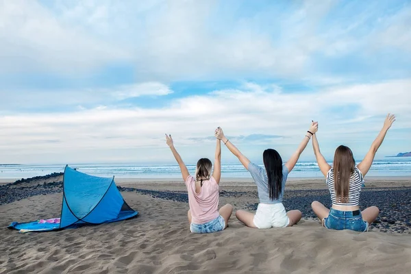 Relaxante mulher de mãos dadas na praia — Fotografia de Stock