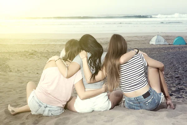 Kadınlar Plajı kucaklayan