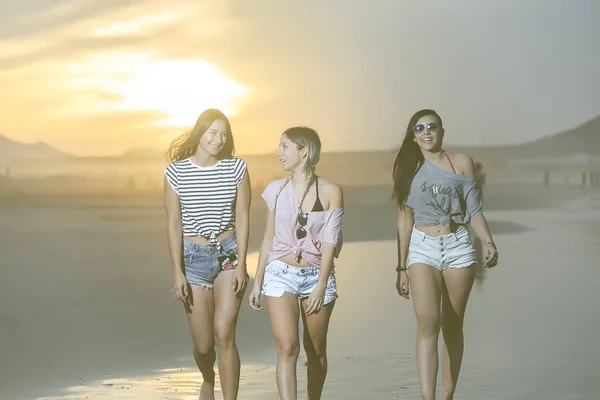 Modelos modernos confiantes andando na praia — Fotografia de Stock