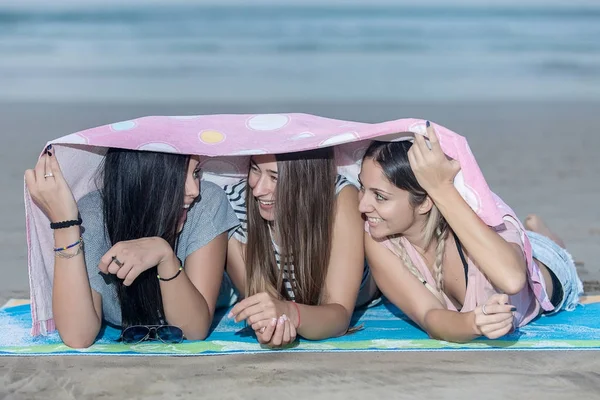 Expressive jeune modèle posant ludique sur le rivage — Photo