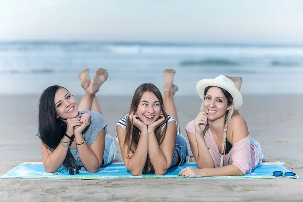 Conteúdo mulheres jovens relaxando na areia — Fotografia de Stock