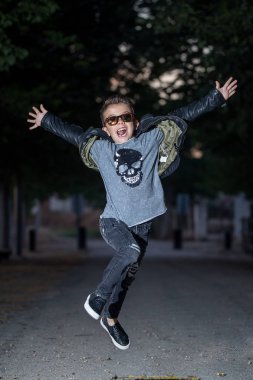 Heyecanlı trendy çocuk yüksek atlama