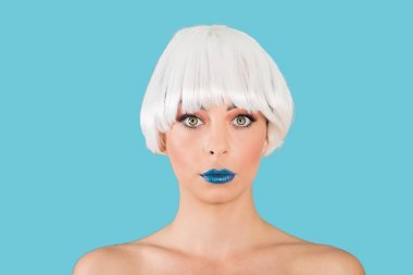 Sarışın kadın mavi dudaklı