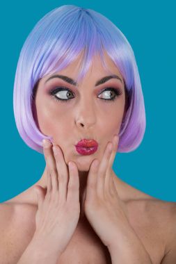 Mor saçlı heyecanlı glamour kadın