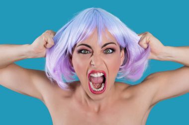 Sinirli sinir kadın holding saç