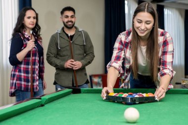 Bir grup insan Bilardo oyun başlatma
