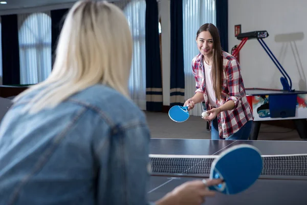 Vrouwen met spel van Tafeltennis — Stockfoto