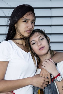 Rüzgarda kucaklayan genç kız