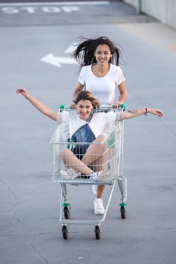 Gülen kadınlar arabası içinde yolda sürme