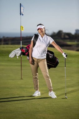 Kendine güvenen kadın Golf üniforma