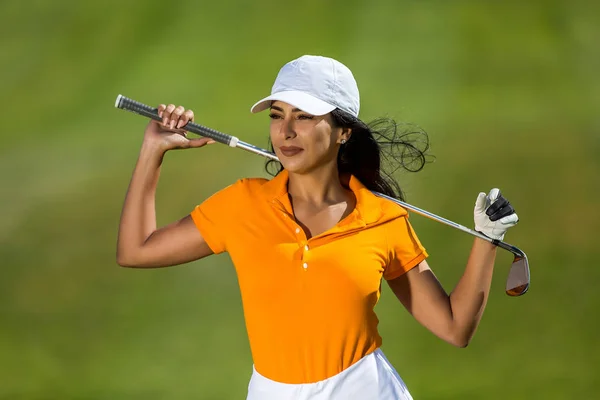 Trendy brunette op golfbaan — Stockfoto