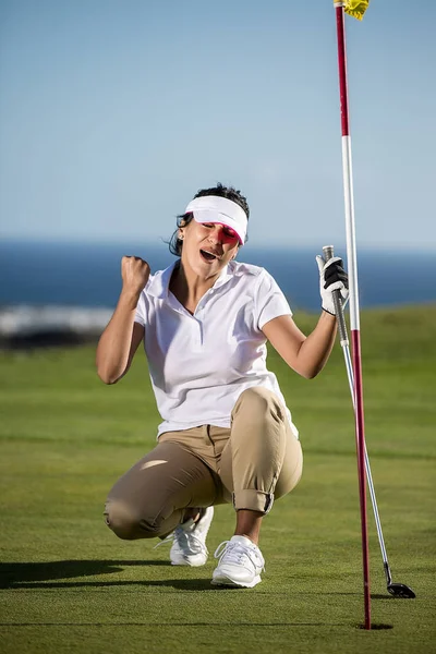 Fröhliche Frau mit Schuss auf Golfplatz — Stockfoto