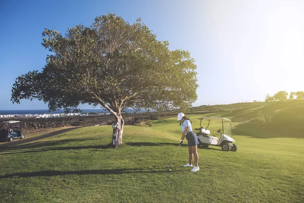 Vrouw golfen in zonlicht — Stockfoto