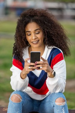 Popüler etnik kadın tarama smartphone