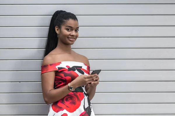 Mutlu yetişkin kadın akıllı telefonla iletişim kuruyor.